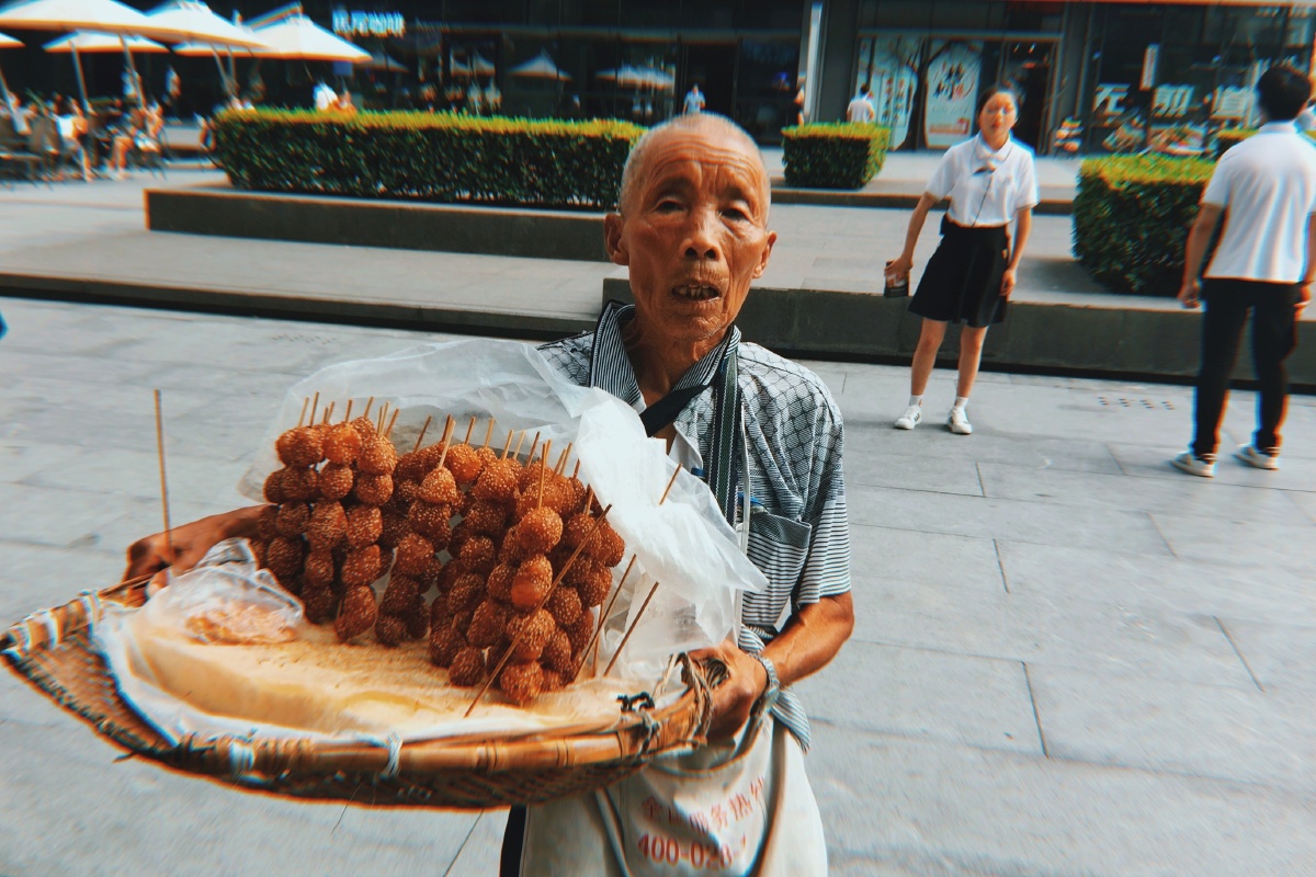 卖糖油果子的老人