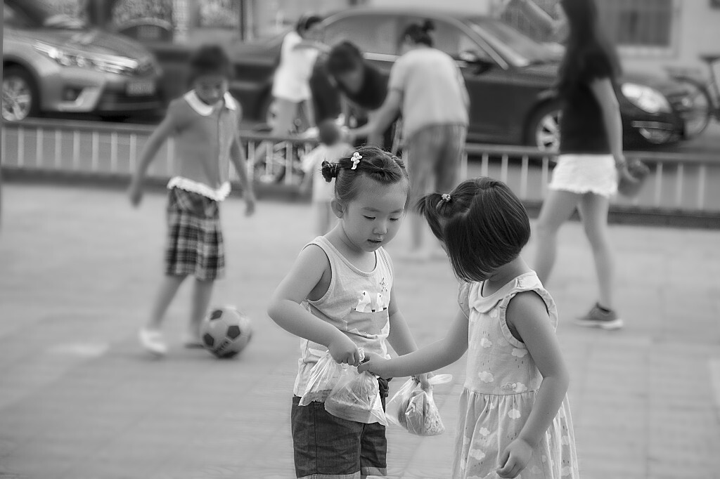 小时候，<br />
我们喜欢彼此分享，<br />
长大后，<br />
我们学习独立，<br />
学习分享。