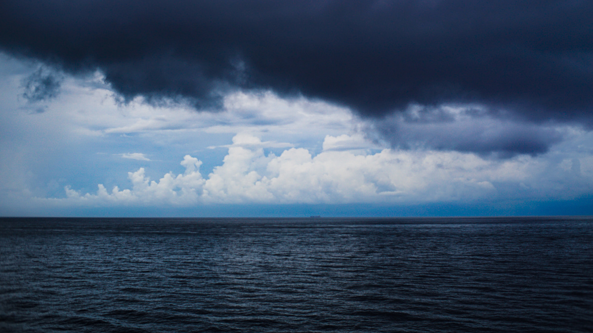 清空万里的大海会让你惊艳的心动乌云密布的大海也有一种惊心动魄的