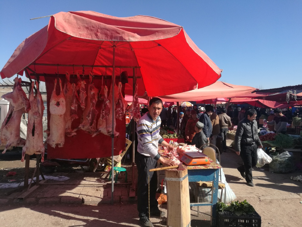 巴扎上的维吾尔族小买卖人