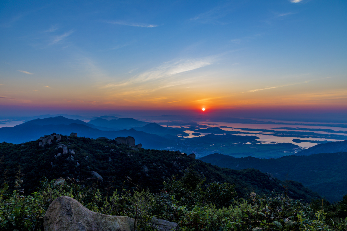 日出印象在安庆大龙山顶上看太阳升起