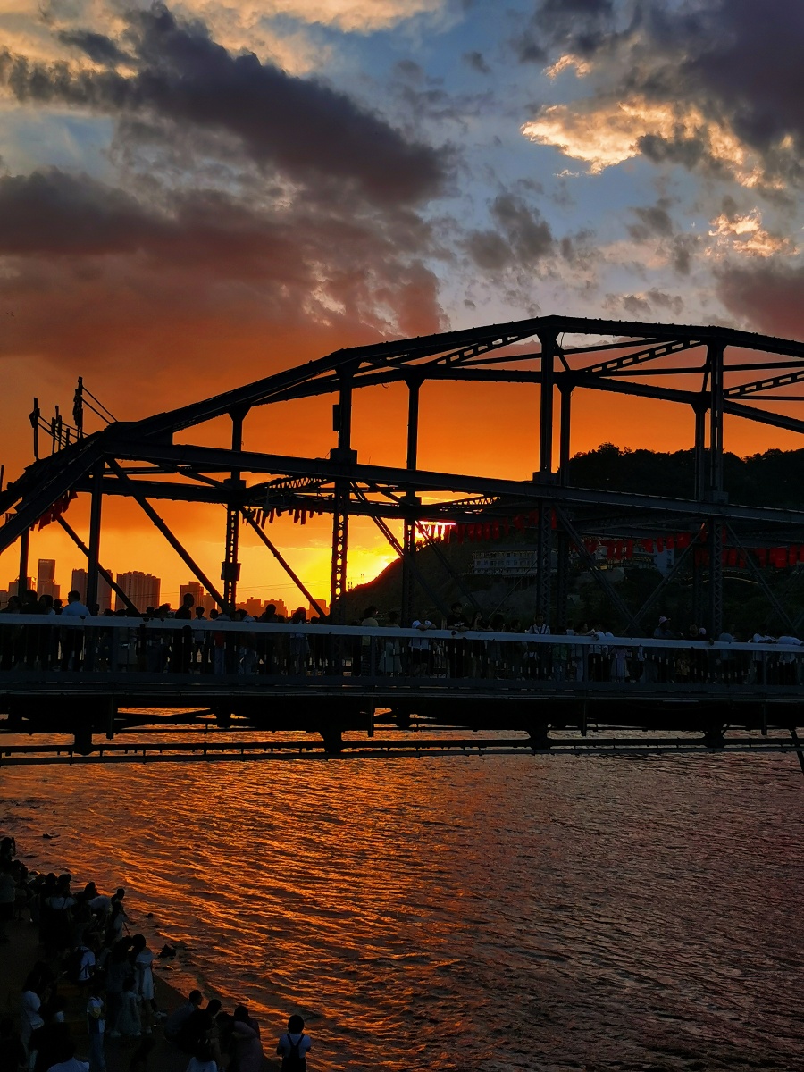 夕阳下的中山桥