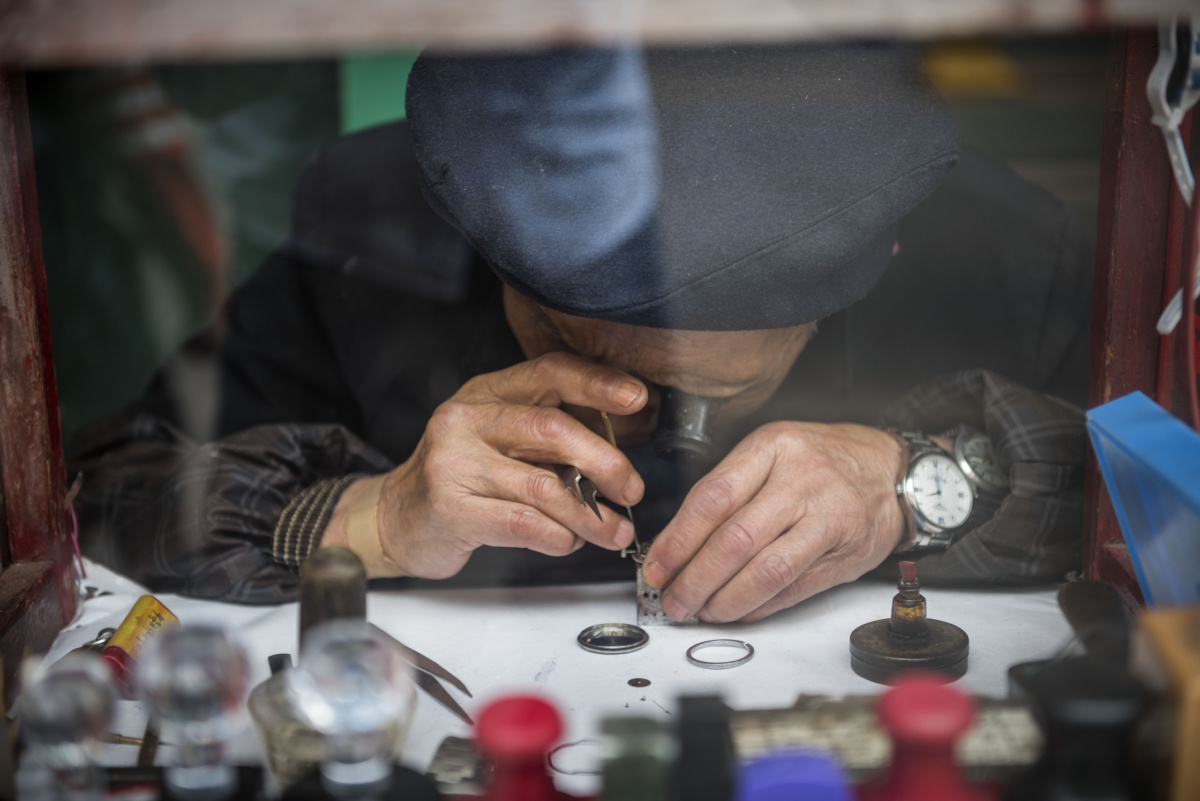 利心里很是清楚,拿到手表先是会仔细观察一会现在手表大修的单子很少