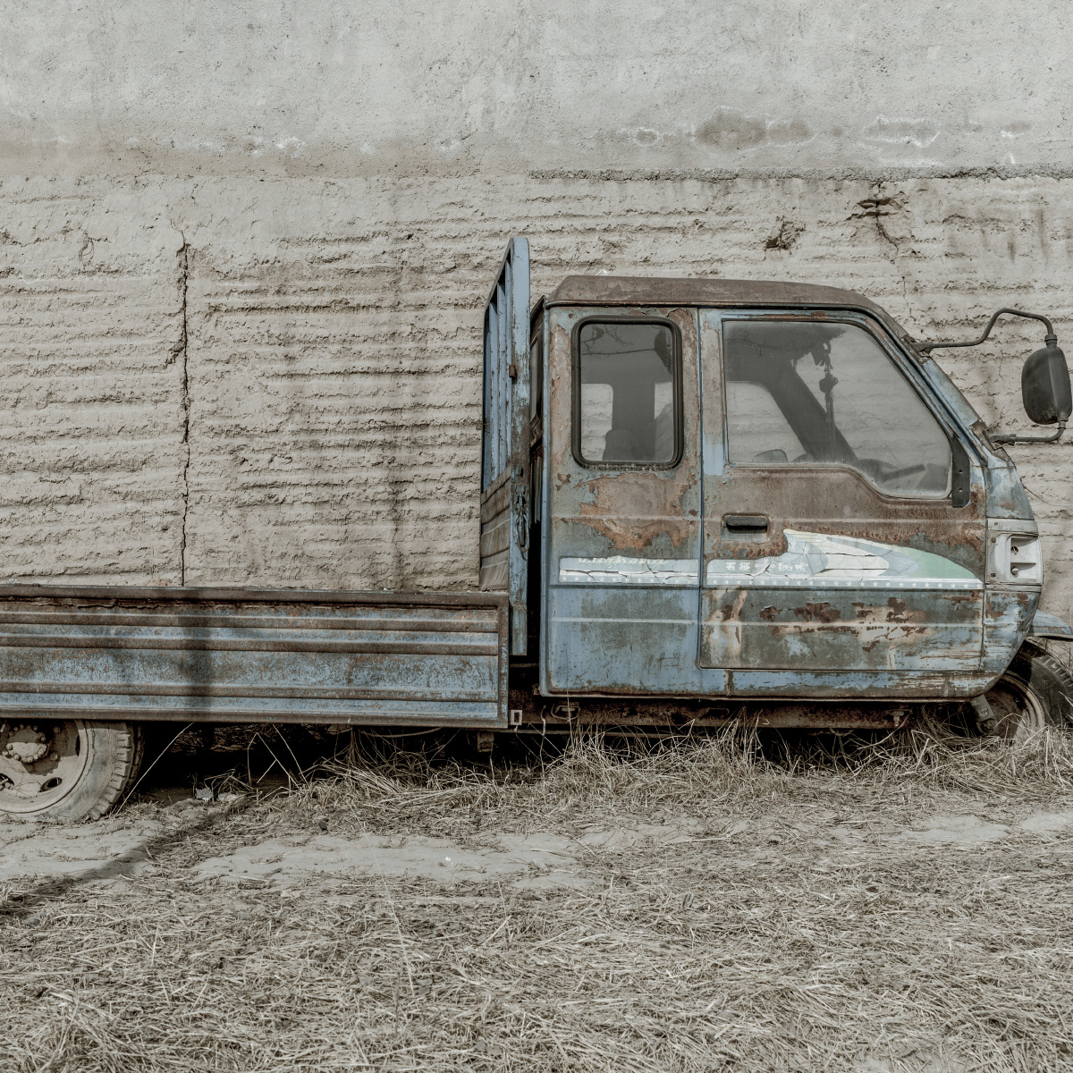 2018年2月拍摄于甘肃会宁,遗弃的三轮车