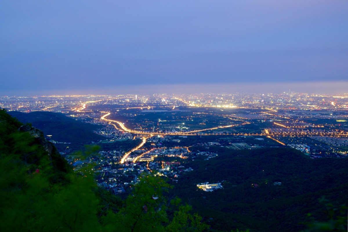 夜晚的香炉峰鸟瞰京城万家灯火通明