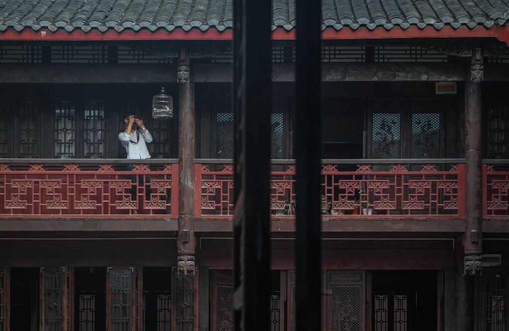 一场春深午后<br />
我蜗在成都某茶馆，光照不到的一角<br />
我随意抬头，竟瞥见<br />
有如此俊秀的人在那对面栏边<br />
霎时，脑中不自觉蹦出卞之琳的名句<br />
不要嫌弃我的引用不够高雅隐晦<br />
因为你这挺拔的栏边人，<br />
今晚定是我的梦中人