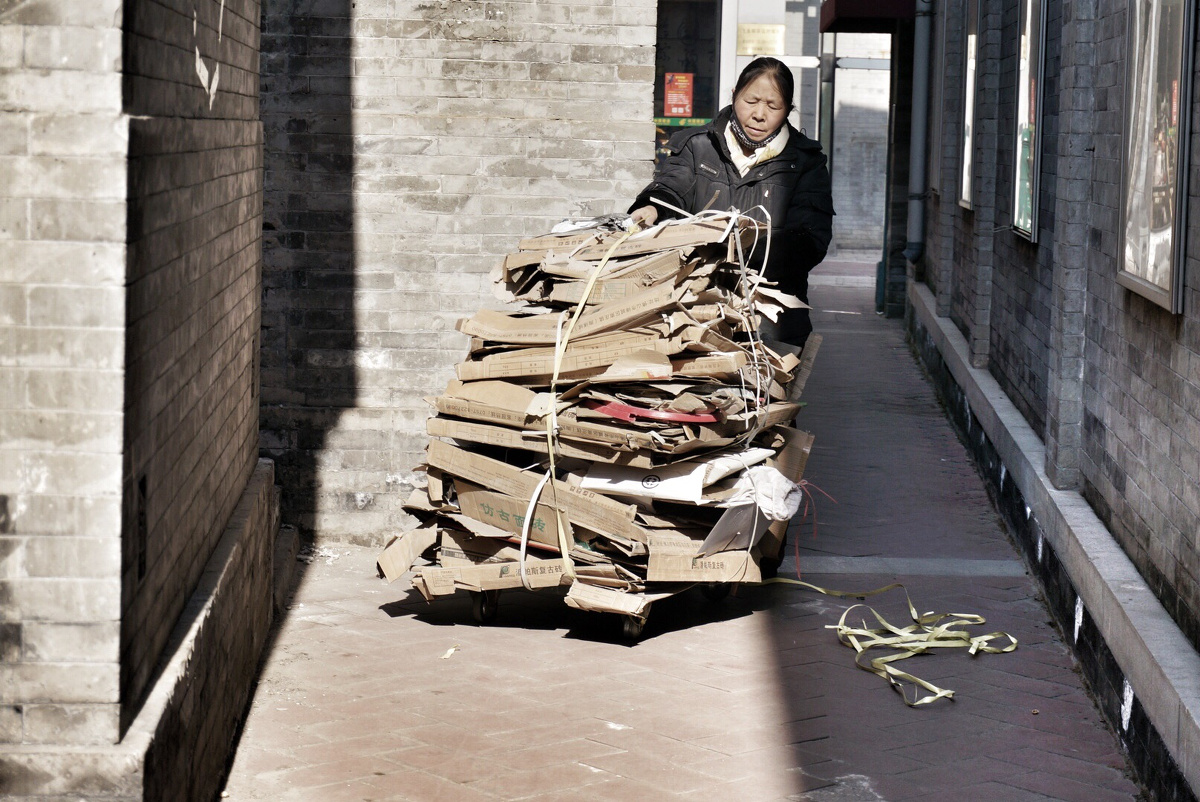 拍摄于15年春节,大栅栏的胡同里,还在卖破烂为生的妇女