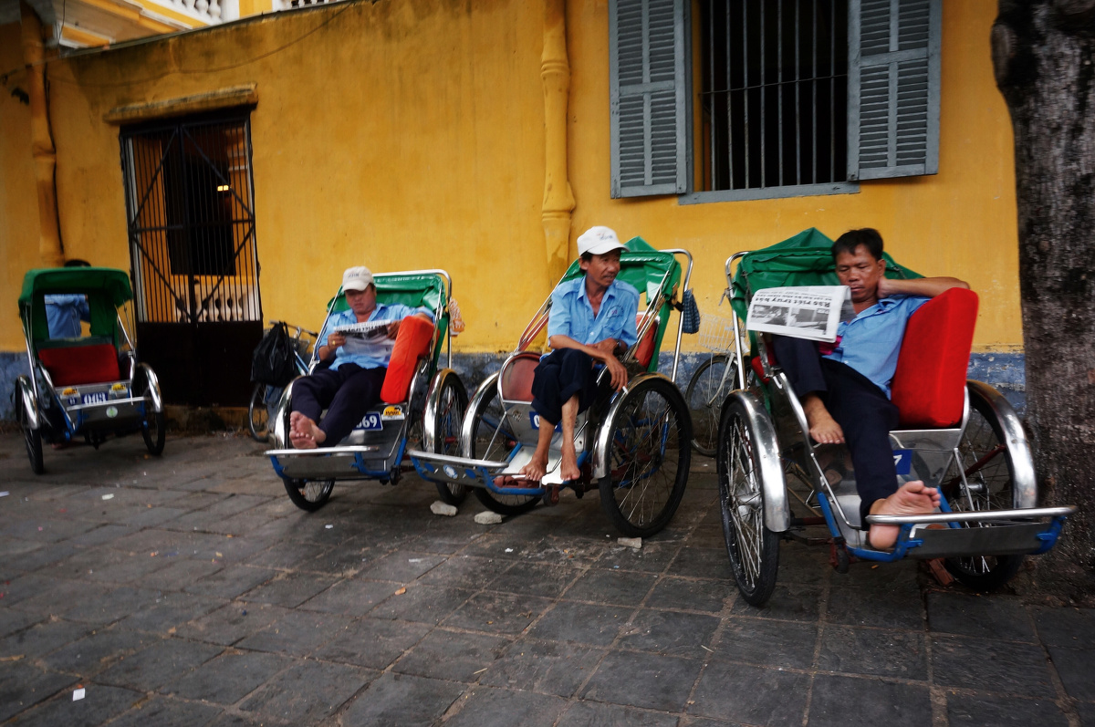 拍摄于15年7月 越南,图为当地拉车的车夫在休息时候的景象