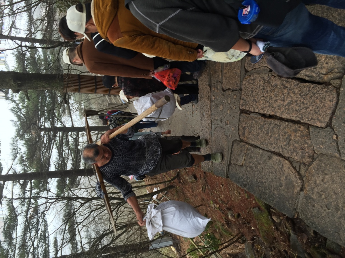 看呆了用另一支棍子支撑,休息一会这根棍子还能分担扁担的重量擦擦汗