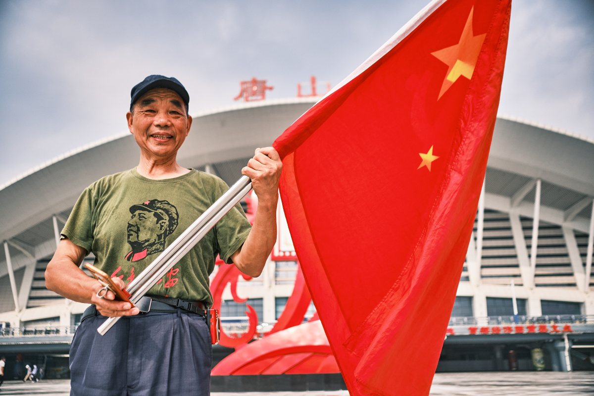 有幸碰到了楼剑根老师深深被老师的爱国情怀所打动人在旗在带着红旗游