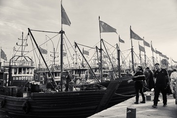 18693