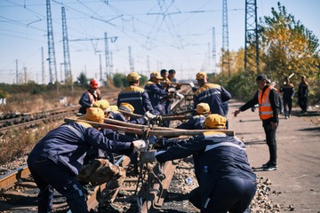47022