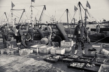 18739
