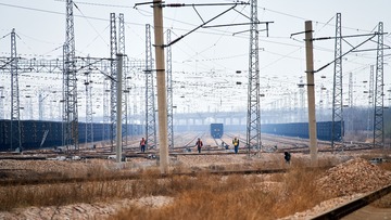 87063
