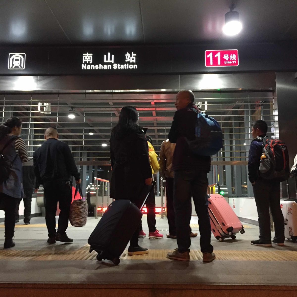 深圳 地铁11号线南山站,6:30闸口缓缓升起,第一波出行的市民即将开始