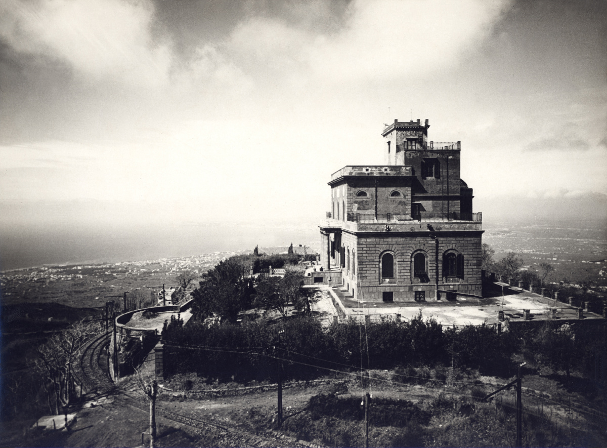 金碧辉煌的寺庙,念经时常有犯困的小和尚会扑倒在地毯上,晃几晃坐直了