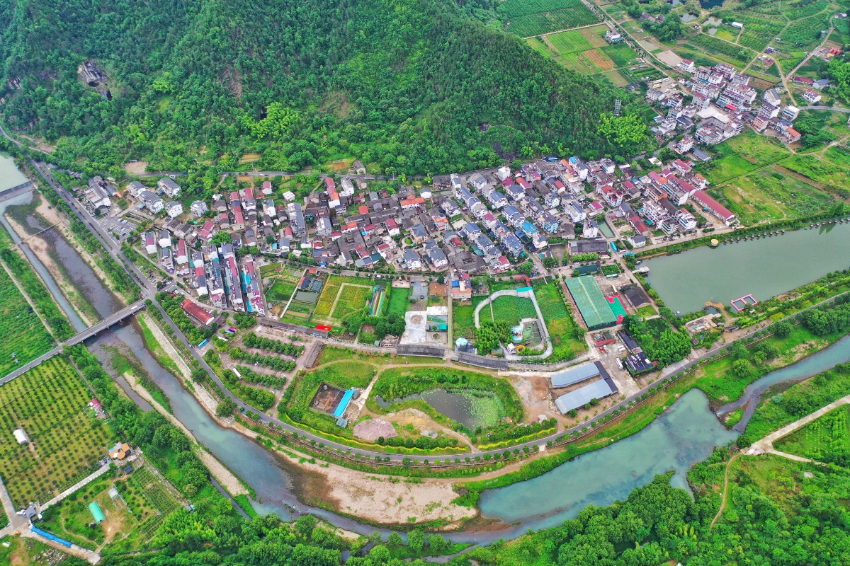 早上航拍天台街头镇后岸村美丽的青山绿水