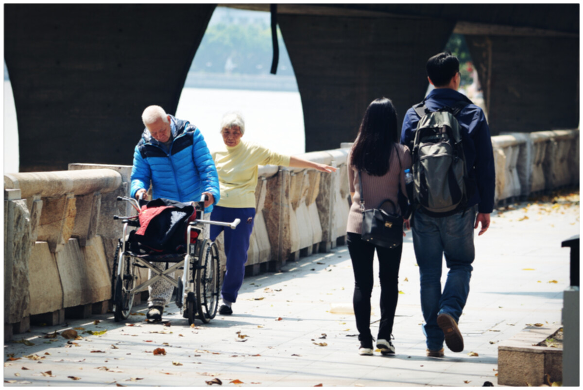 2016年3月26日广州市荔湾区沙面,两对不同年代的伴侣相依相伴行走在