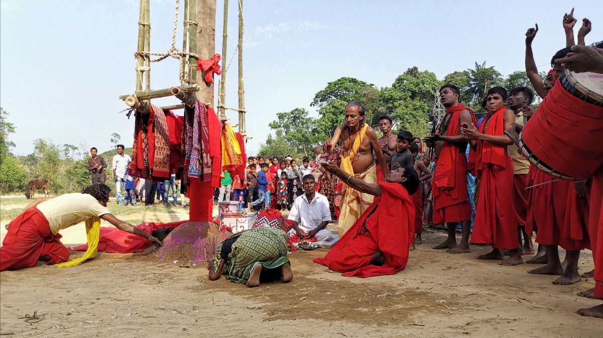 孟加拉北部印度教湿婆祭活动中长老正带着信徒在祭拜神灵
