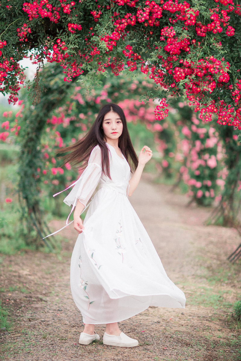 玫瑰园拍摄的一张美女照,回眸瞬间,宛如神仙妹妹