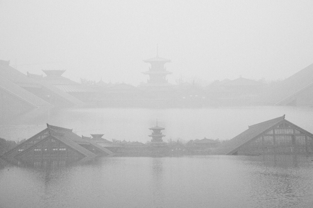 用多重曝光的手法拍摄了广富林遗址公园的一个雾霾天