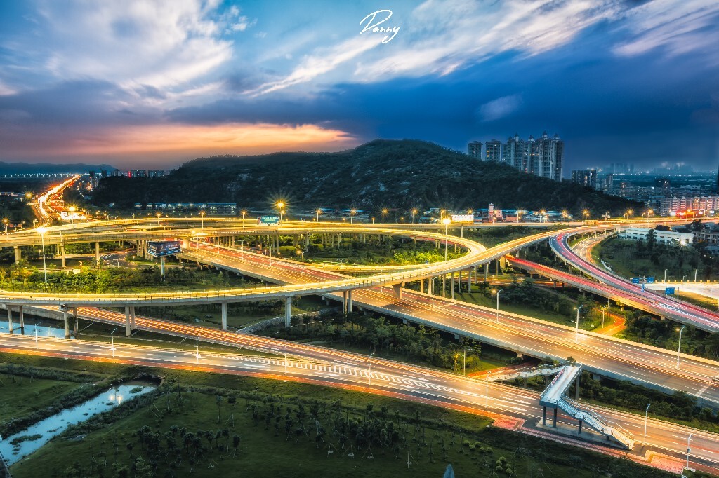 这是珠海湖心路口立交桥 当时在这个新楼盘 上了很多天台 才找到相对满意的机位 这个机位有点危险 毕竟是完全没有护栏的...