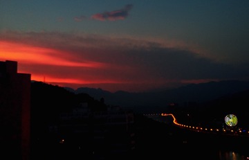 《大地的寂寞》（吴）：夕阳隐入山后，晚霞只肯停留片刻。一转身暮色就已降临，随后街灯三三两两的点亮，一切皆在互不相干中没入夜色，于是大地的孤独和寂寞开始了。》