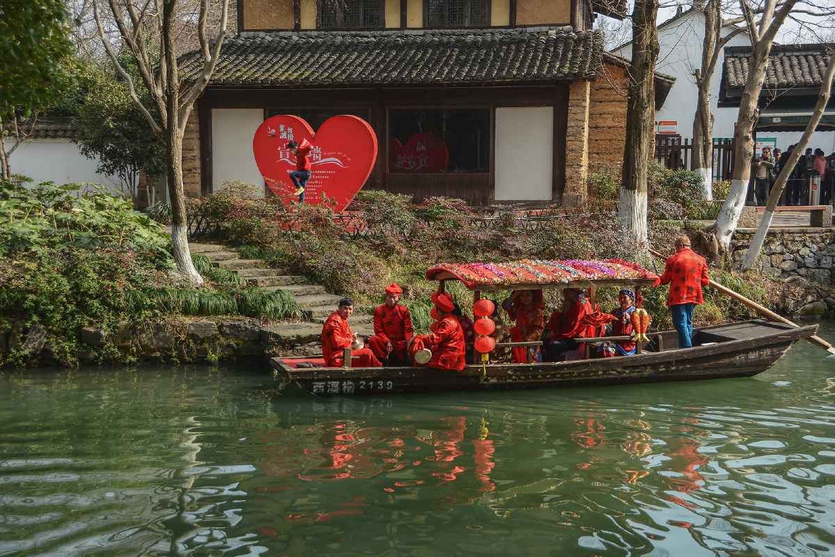2021年2月14日,浙江省杭州市,西溪湿地迎亲民俗节目正在举行,游客纷纷