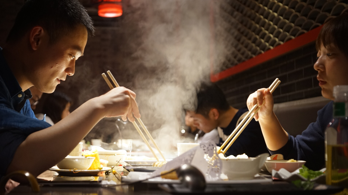 温馨,火锅店的情侣