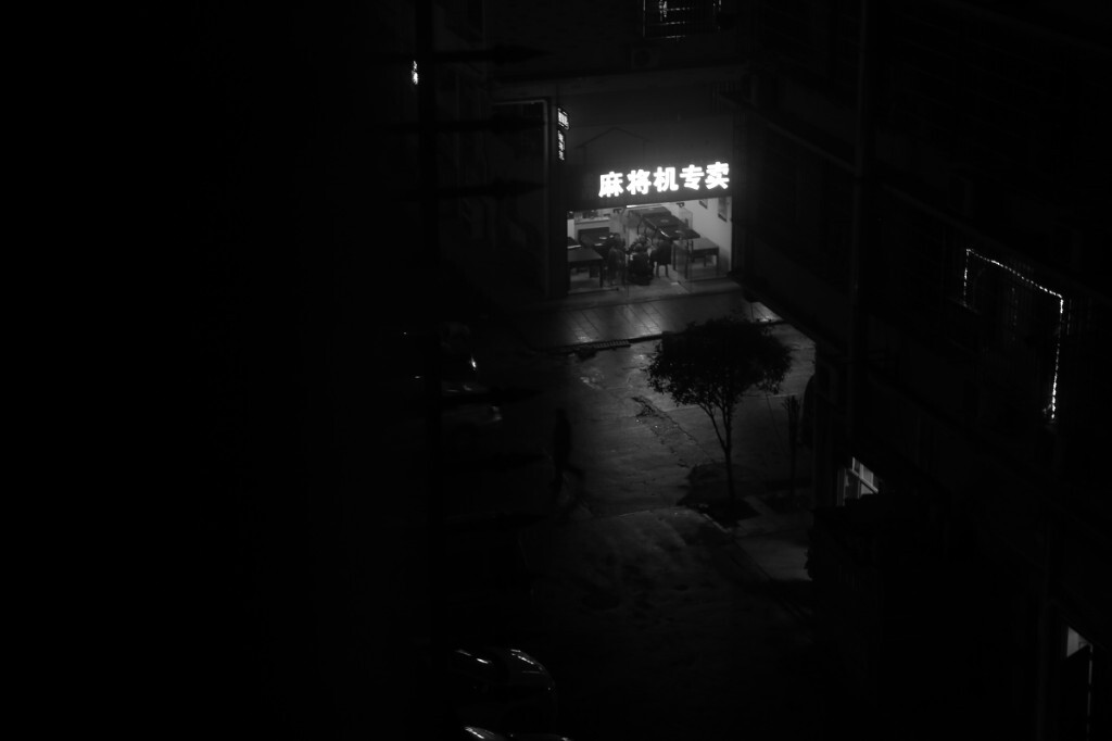 清明时节雨纷纷<br />
路上行人欲断魂