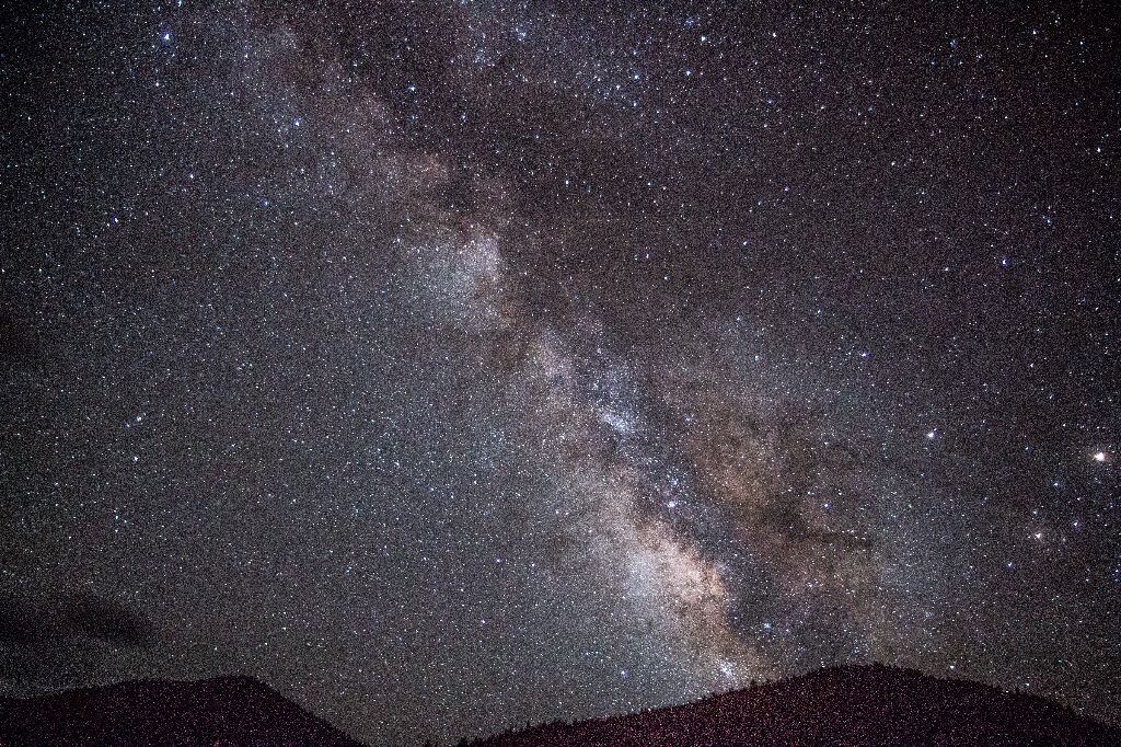 当时凌晨三点起床上厕所，推开窗的时候看到这满天星星的一幕