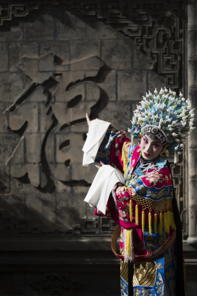 国粹京剧花旦手指福字献福.