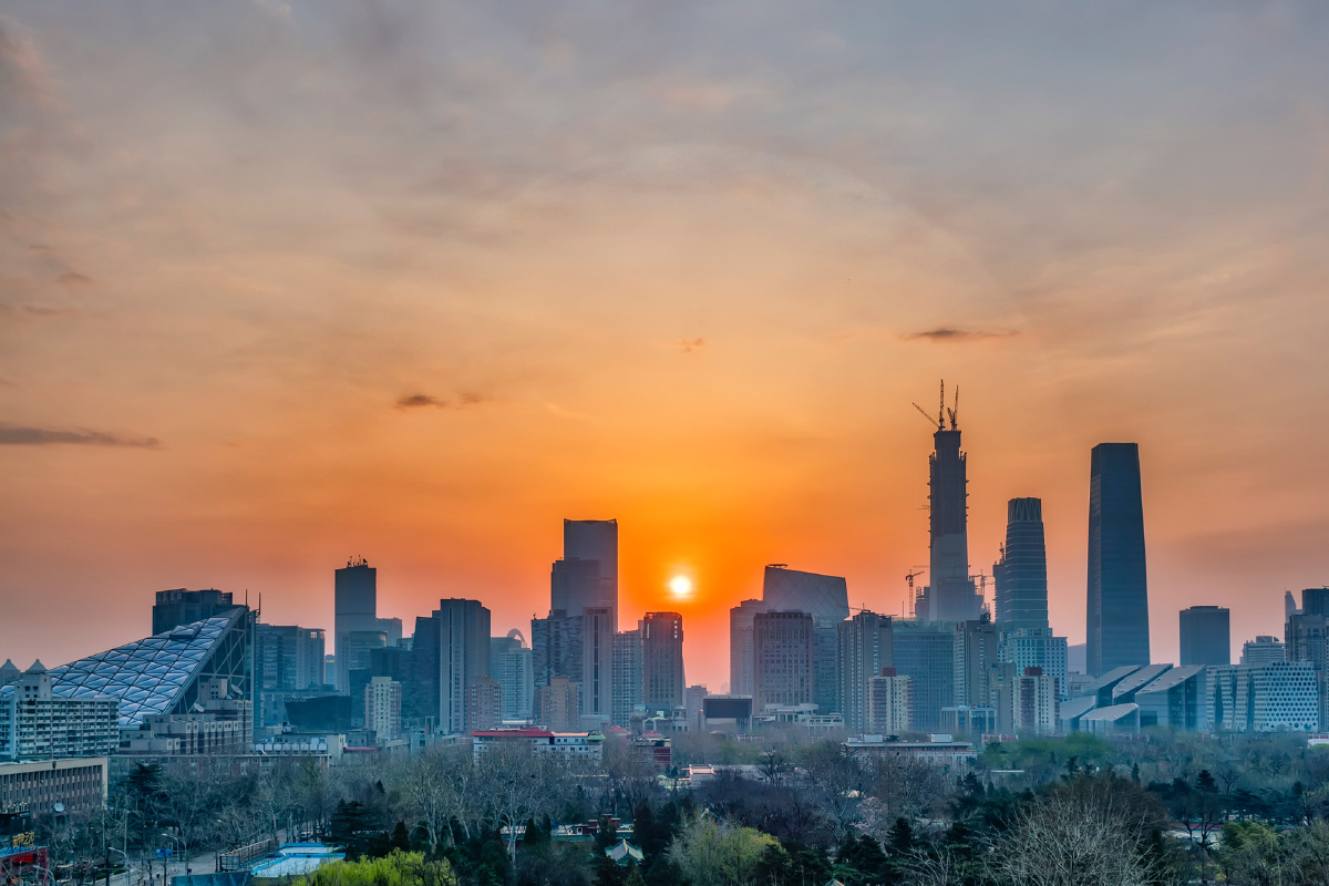 红日缓缓升起,在城市上方形成淡淡的日晕