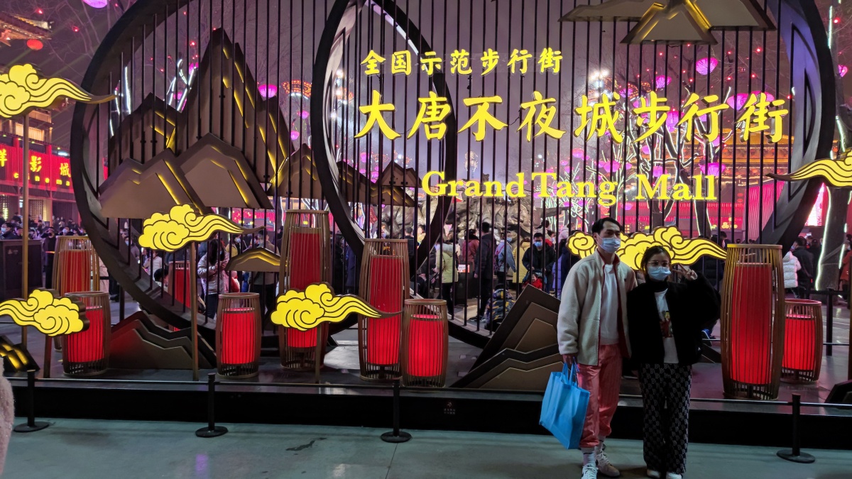 通过西安地铁大雁进出口前往大唐不夜城的市民
