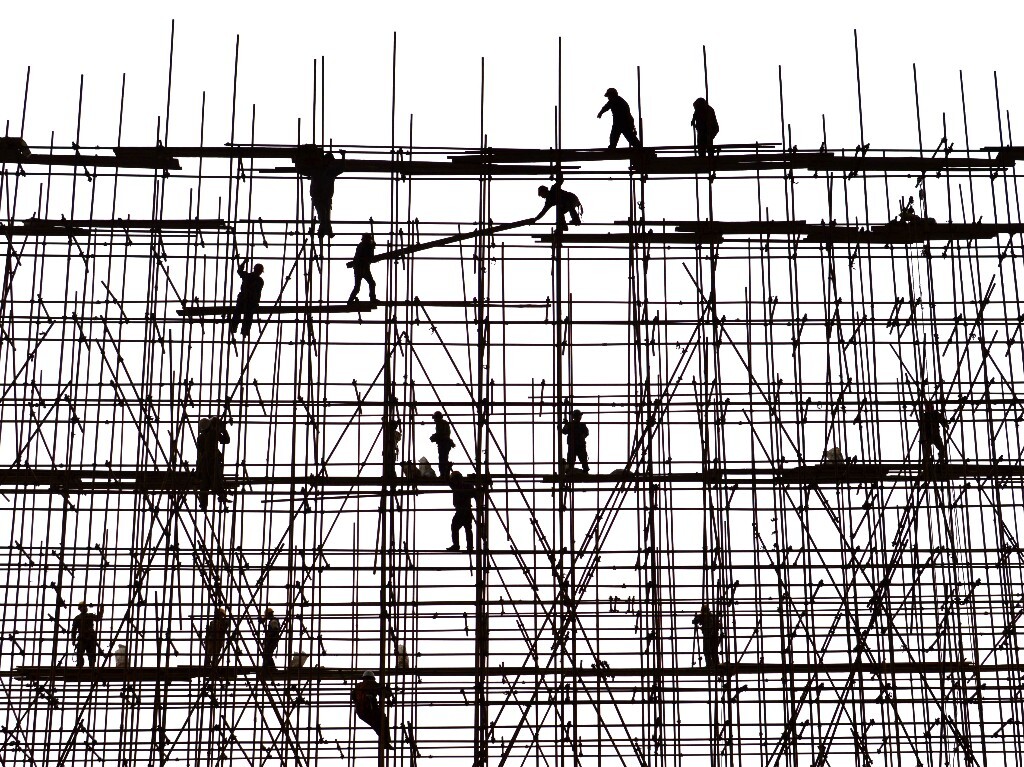 照片描述：北京一建筑工地，工人们正在搭建脚手架。“中国梦 我的梦”。这些农民工兄弟正在用辛勤的汗水，编织着自己的梦想。