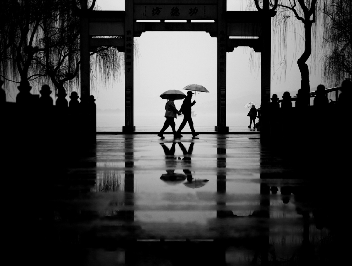 雨中的西湖,一对牵手的情侣.