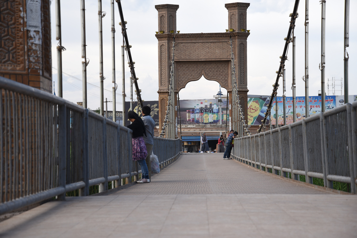 东湖边的一座桥,桥上会有不少情侣喀什的地标艾提小尔清真寺的黄昏烤