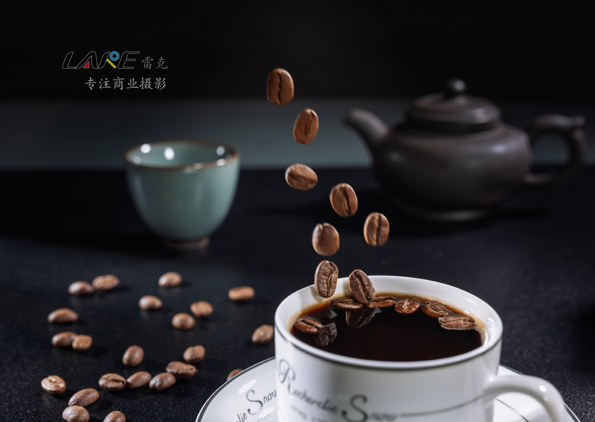 静物摄影之黑咖啡飞落咖啡豆