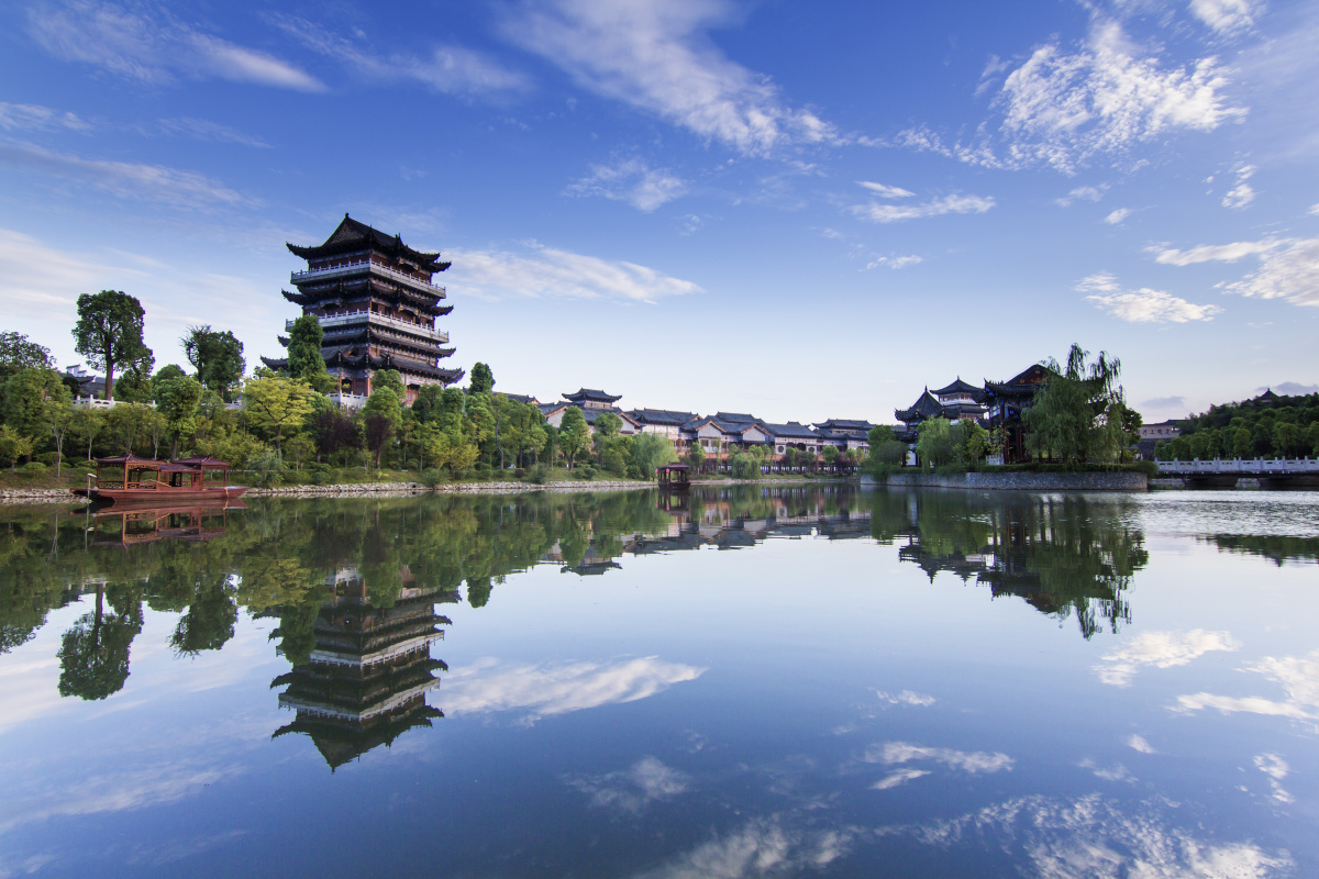 上下五千年拍摄于安徽安庆五千年文博园雨后的天空碧蓝如洗配上洁白的