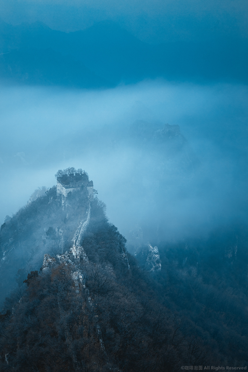 云雾缭绕的箭扣长城