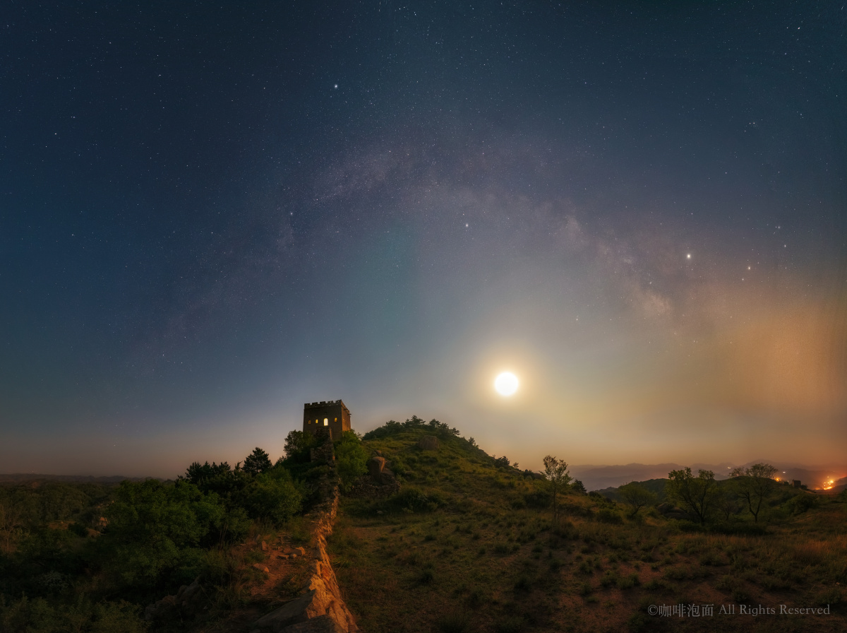 月夜星空稍偏的银河之眼月升很长一段时间后月光皎洁洒满地面宛如白昼
