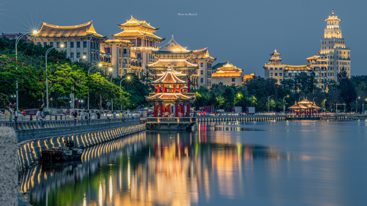 夜幕降临的龙舟池和集美大桥