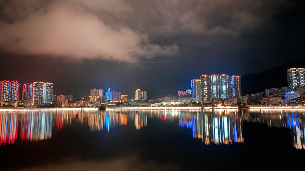 每个城市的特色,个旧一个7w可以买房的地方 不过不是临湖的地理位置也