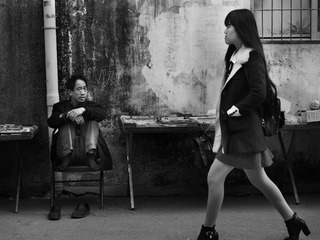 对面女孩看过来