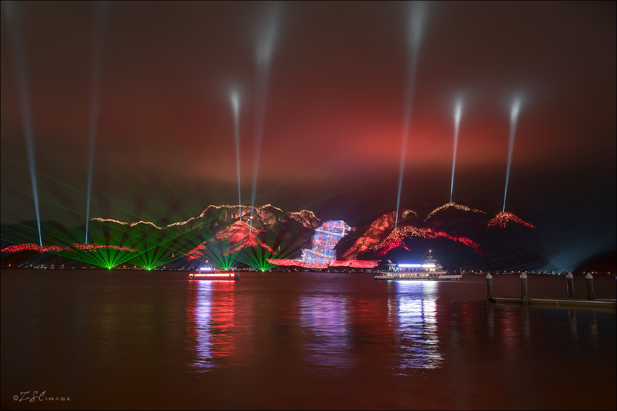 全球最大的山体灯光秀对岸广角拍摄如用长焦或在图