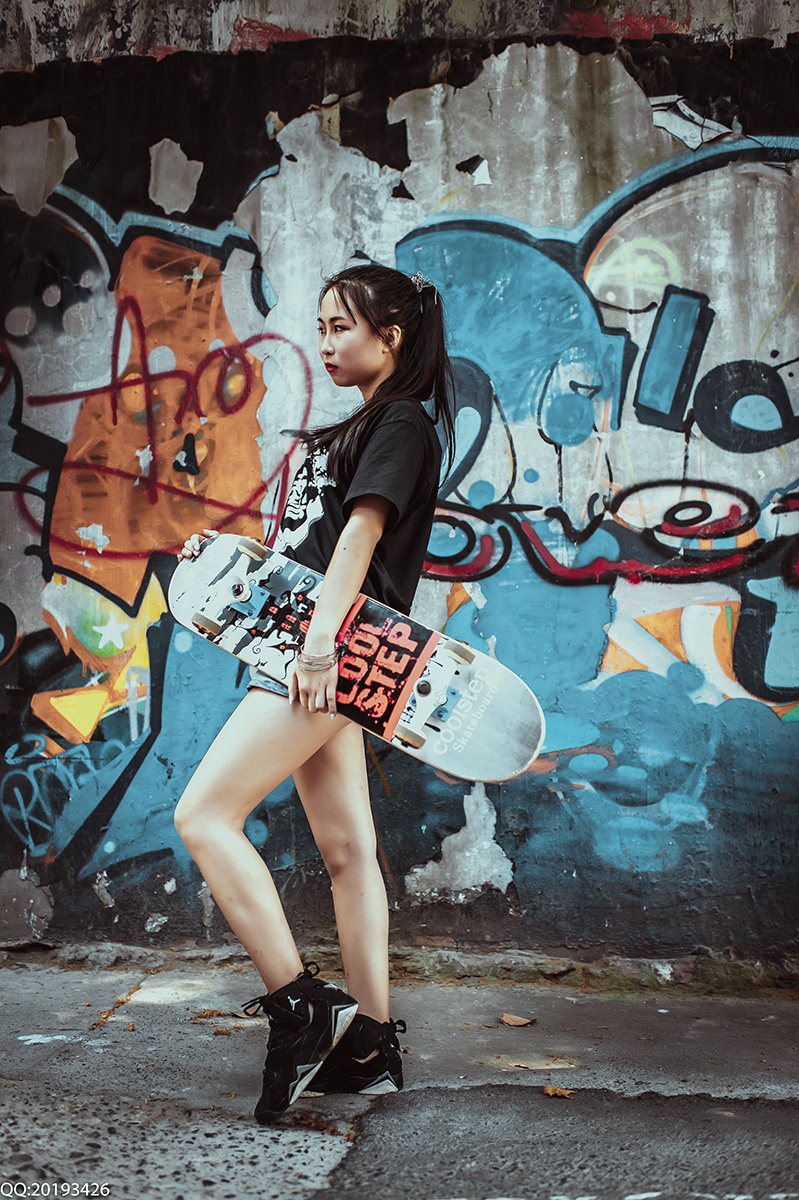 喜欢嘻哈的滑板女孩