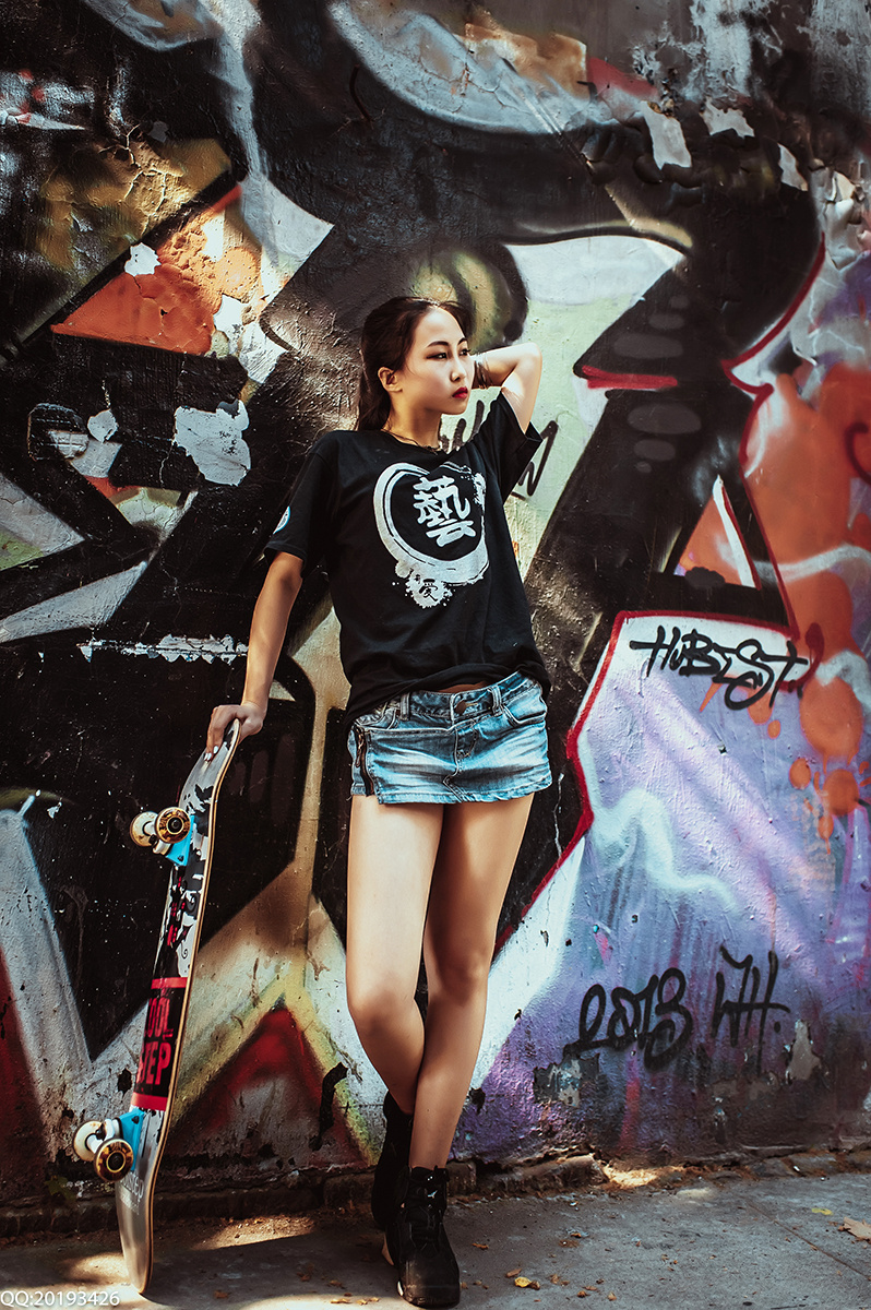 喜欢嘻哈的滑板女孩