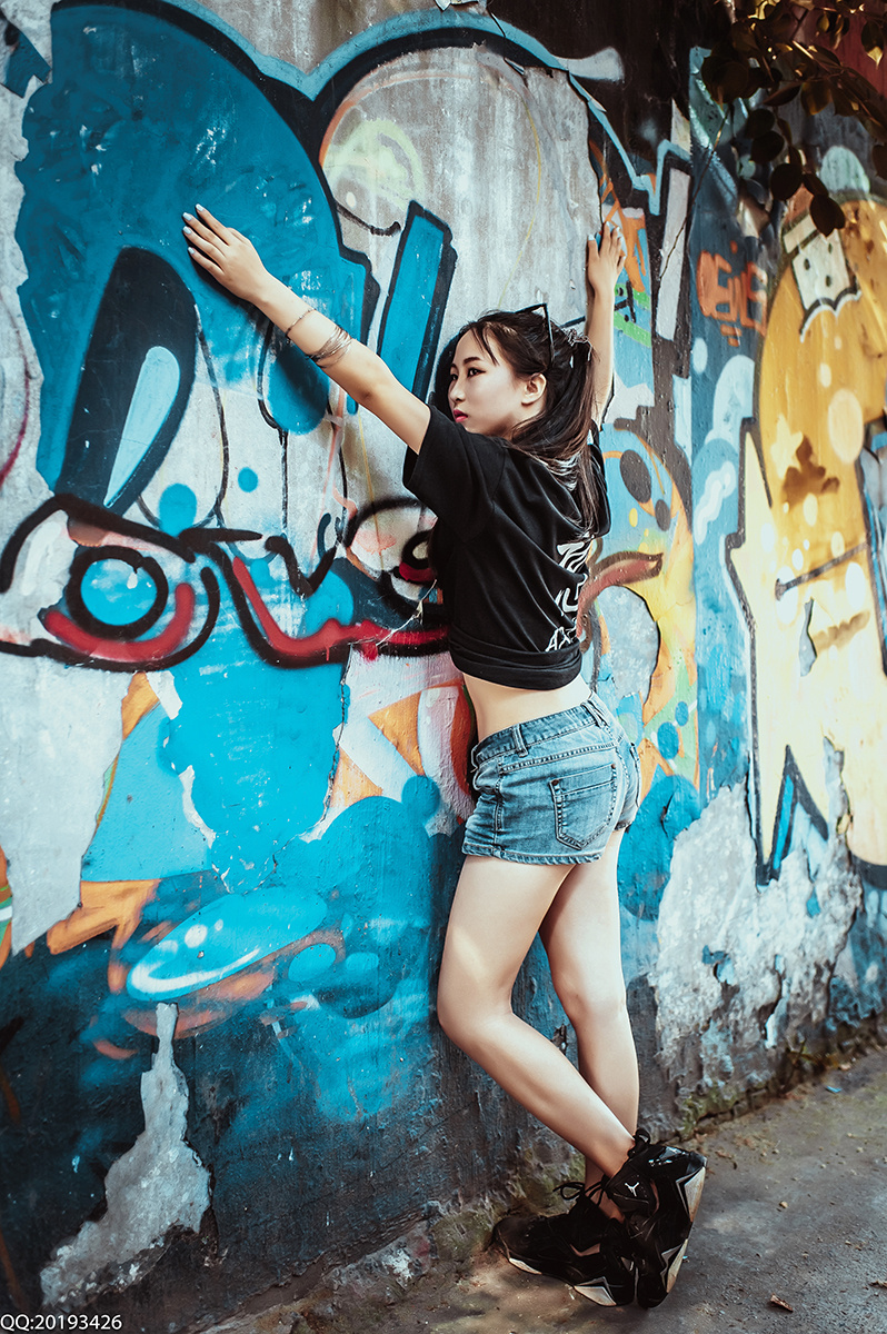 喜欢嘻哈的滑板女孩