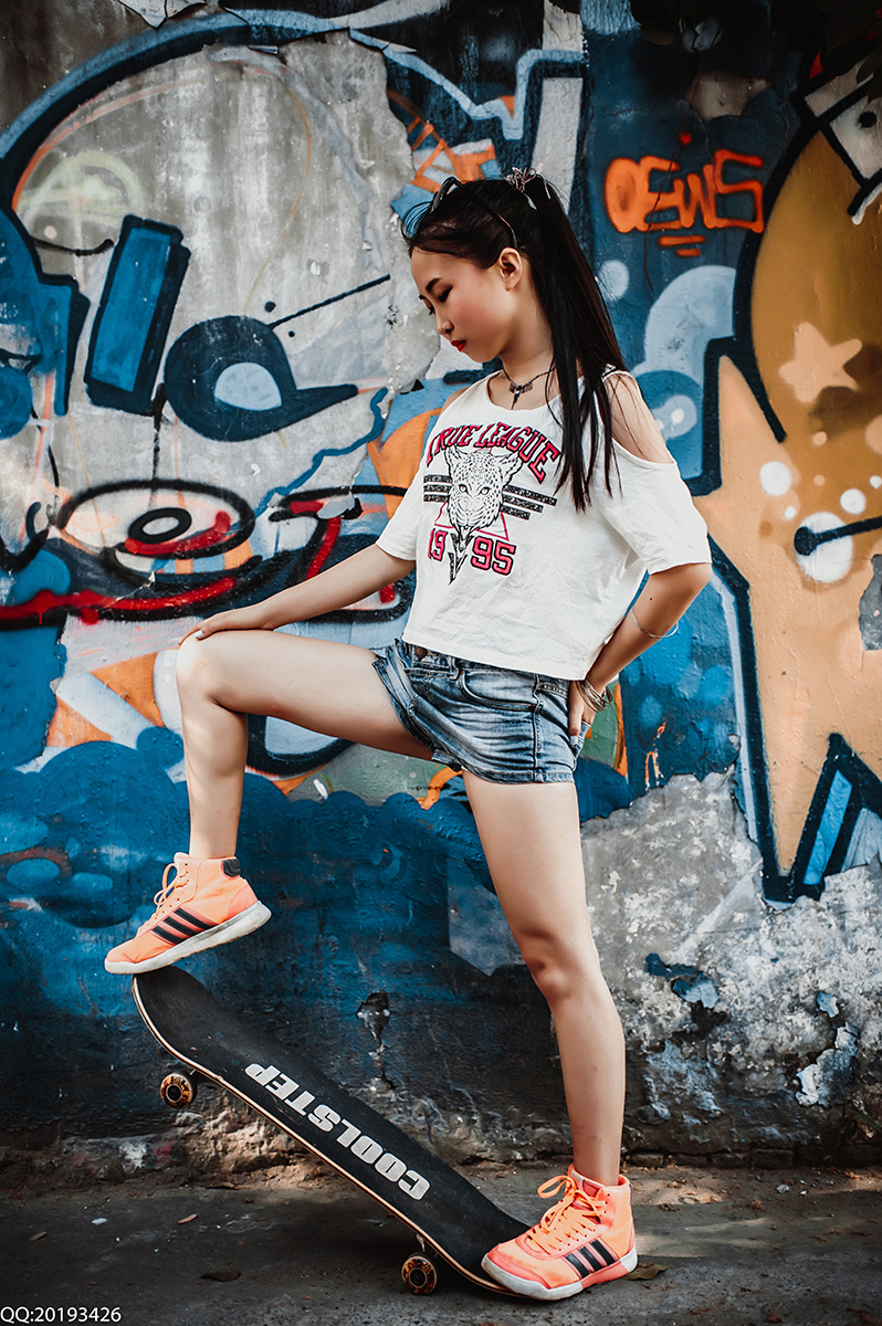 喜欢嘻哈的滑板女孩