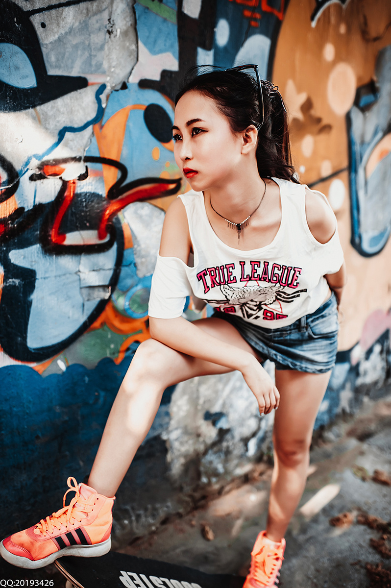 喜欢嘻哈的滑板女孩